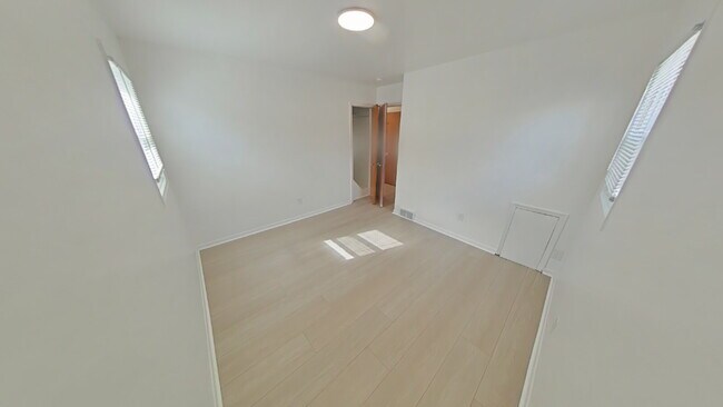 Building Photo - "3-Bedroom Home in Roseville with Cozy 999 Sq Ft of Living Space!"