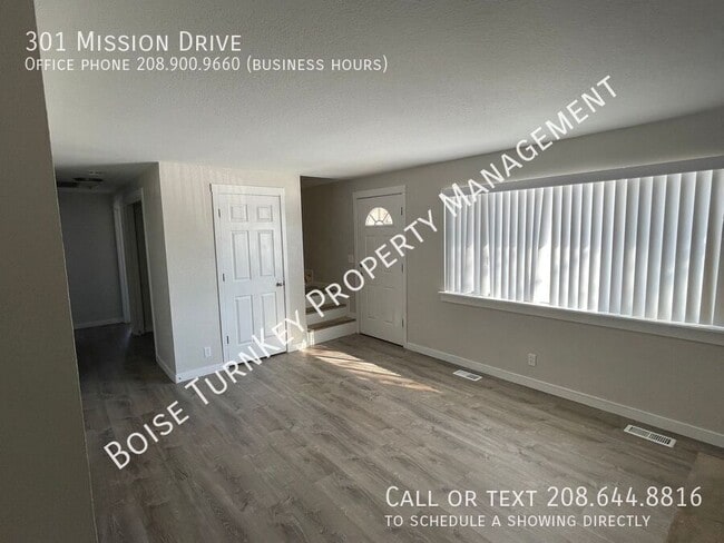 Building Photo - Amazing 3 Bedroom w/ 2 Living Spaces Centr...