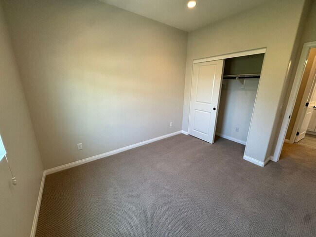 Building Photo - Charming 3-bedroom 2.5 bath nestled inside...