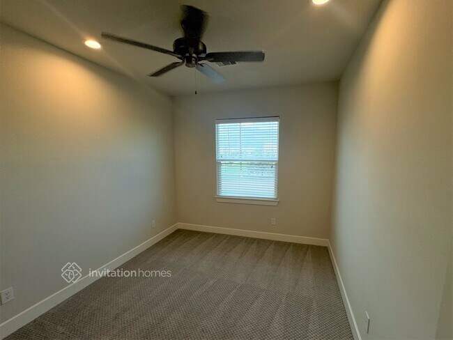 Building Photo - 12418 Executive Dr