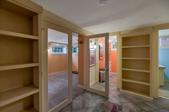 Building Photo - Big Charm in Madison Valley 4 bd 3 ba