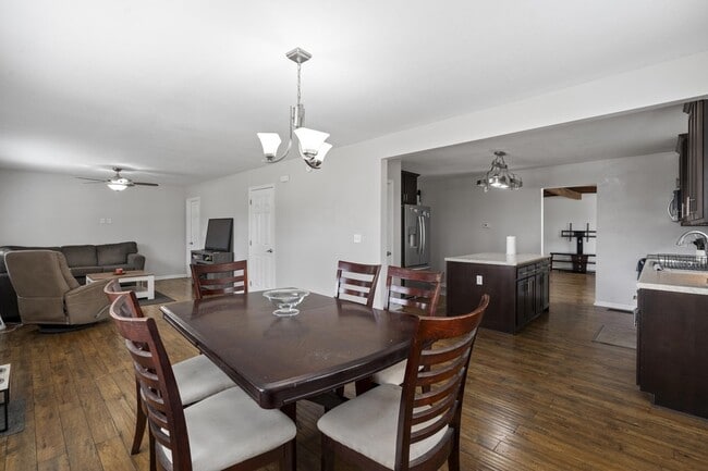 Building Photo - 6627 Hilton Dr