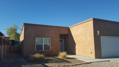 Building Photo - SOUTH UNM WEST NOB HILL 3 Bedroom 2 Bath w...