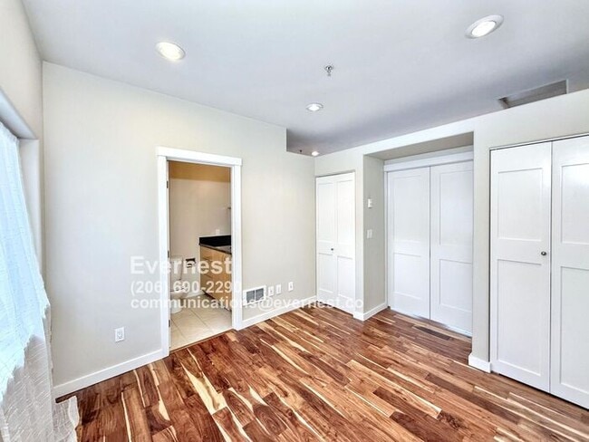 Building Photo - Charming 2-Bed, 2-Bath Apartment in a Conv...