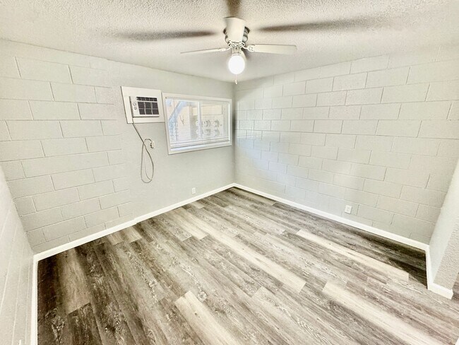 Building Photo - Remodeled 1bd/1bth Apartment on Ground Flo...