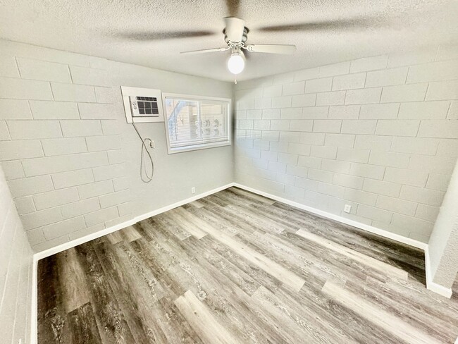 Building Photo - Remodeled 1bd/1bth Apartment on Ground Floor!