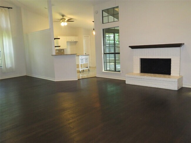 Building Photo - 2308 Crestmeadow St