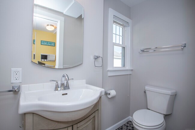 Building Photo - 10 Dorothy Rd