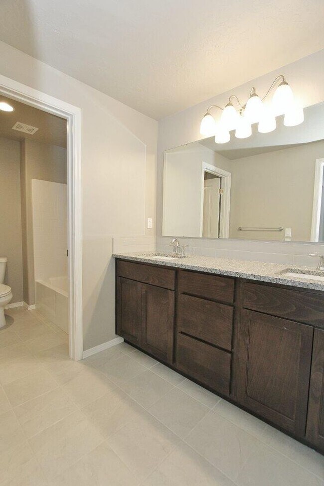 Building Photo - Spacious Home in Quiet Neighborhood