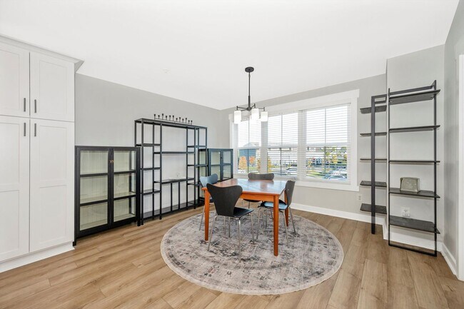 Building Photo - The Enclave At Gambrill View