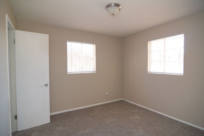 Building Photo - Charming 3 Bedroom 2 Bath House! Close to the UofA and Downtown!