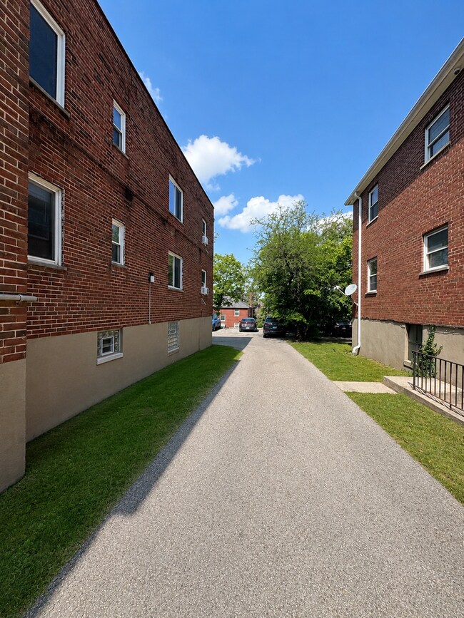 Building Photo - 2811 Stratford Ave