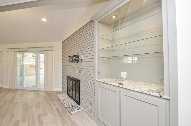 Building Photo - 414 Lakeview Dr