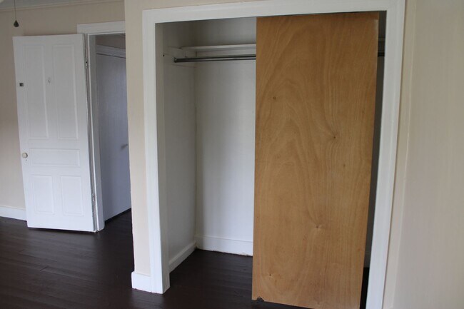 Building Photo - 2-Bedroom Second-Floor Apartment