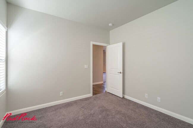 Building Photo - Stunning 4 Bedroom Home with Gorgeous Back...