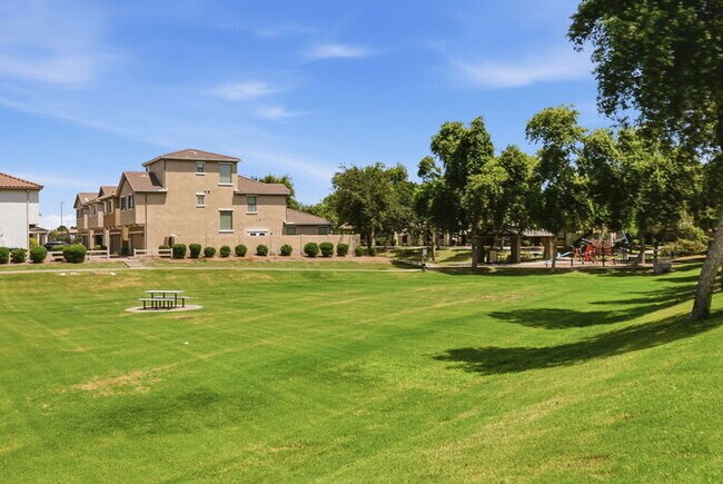 Building Photo - Power Ranch