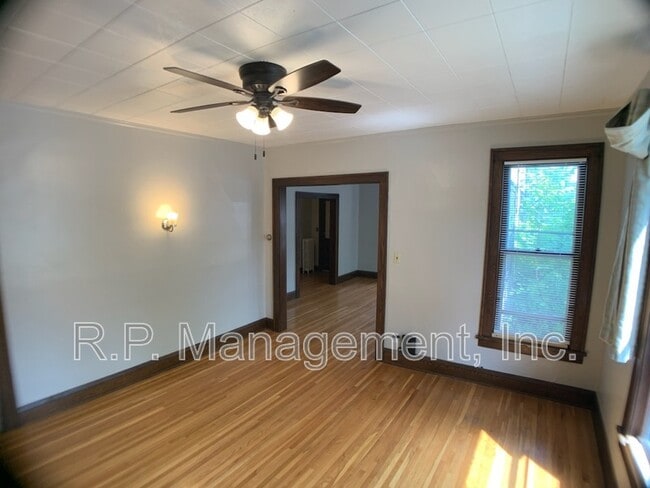 Building Photo - 256 Russell Ave S