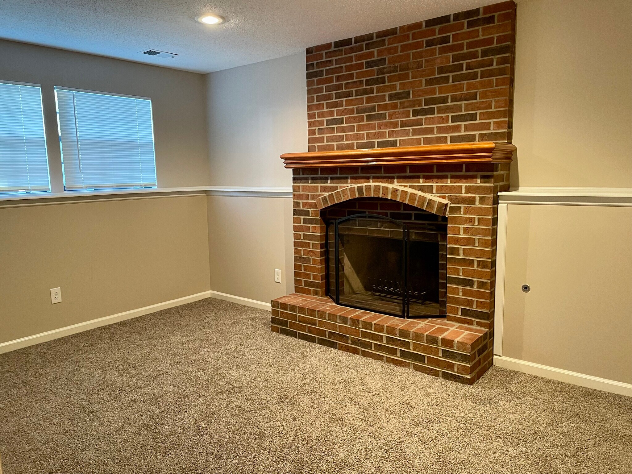 Family Room - 4613 Wyoming St
