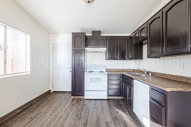 Building Photo - 2 Bedroom/1 Bath Home - $1450 Per Month