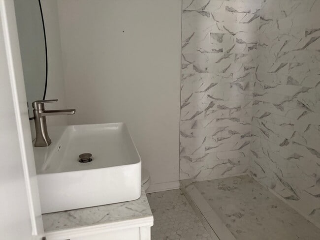 Building Photo - 128 Country Club Cir