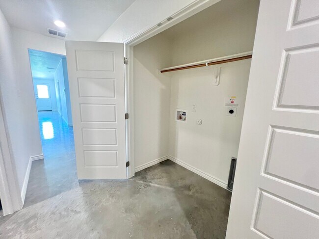Building Photo - ** NEW / BEAUTIFUL / SPACIOUS / MODERN **