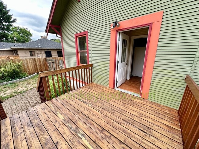 Building Photo - 2-Bedroom House with Fully Fenced Backyard...