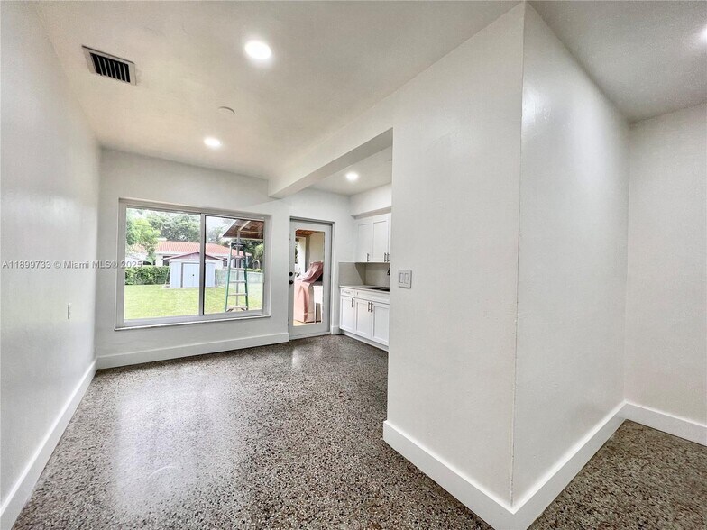 Building Photo - 11020 NE 10th Ave