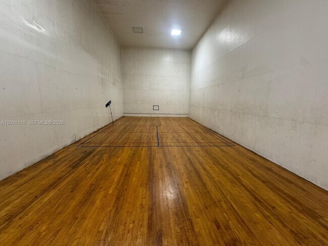 Building Photo - 9999 Summerbreeze Dr