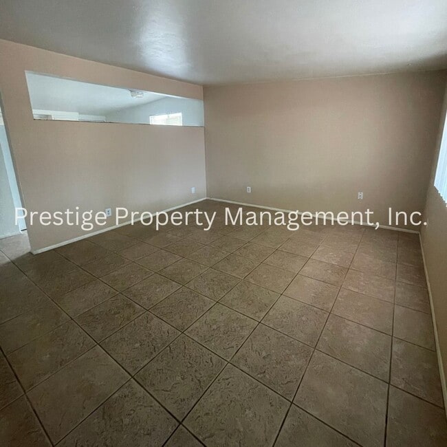 Building Photo - 812-812 E Holaway Dr