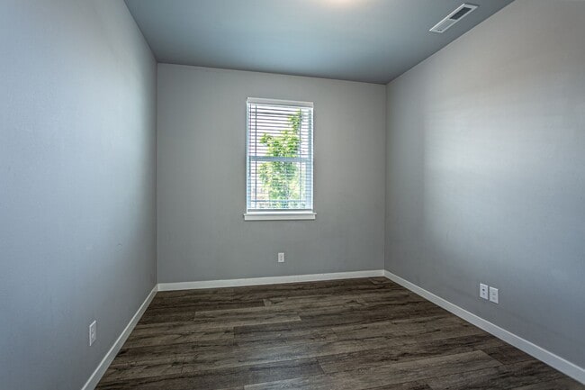 Building Photo - Spacious 4 bed home in Cascade Vista Commu...