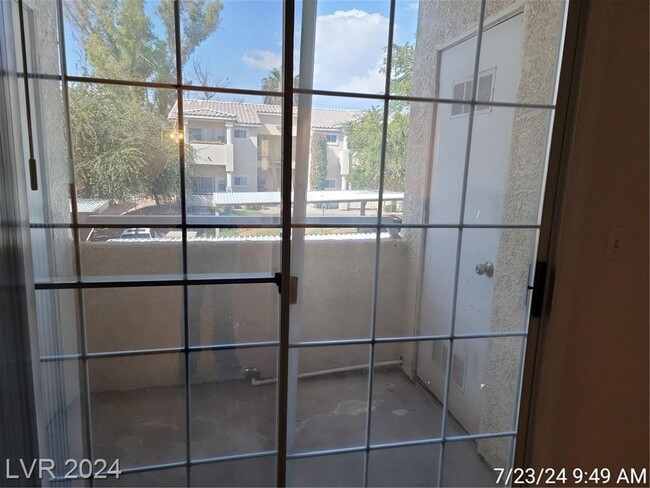 Building Photo - FANTASTIC GREEN VALLEY 2ND FLOOR UNIT IN G...