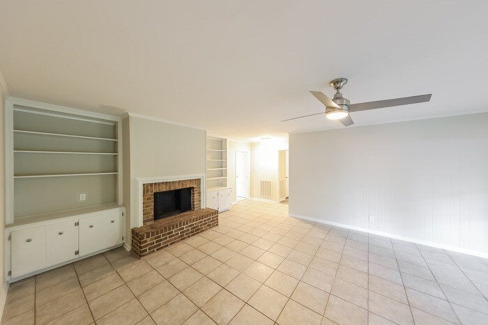 Building Photo - 3411 Royal Carriage Dr