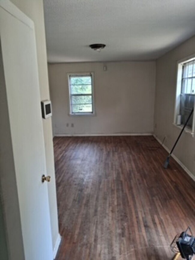 Building Photo - 4637 Appleville St