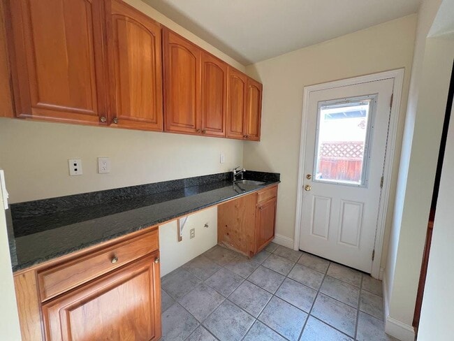 Building Photo - 150 Flying Mist Isle