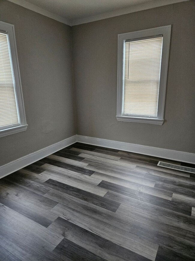 Building Photo - This spacious front porch Colonial is wait...