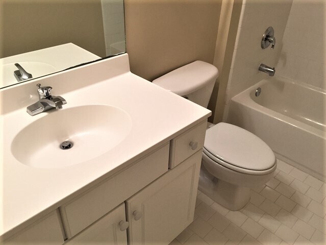Building Photo - 8 Sandy Pond Ct