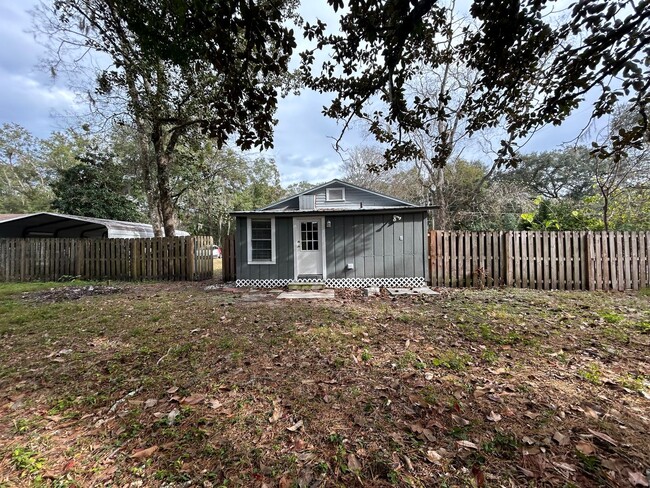 Building Photo - Ridgeview 2/1 with bonus room and  two fen...