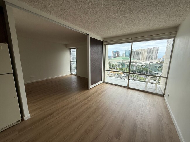 Building Photo - Renovated 1-bedroom unit available immedia...