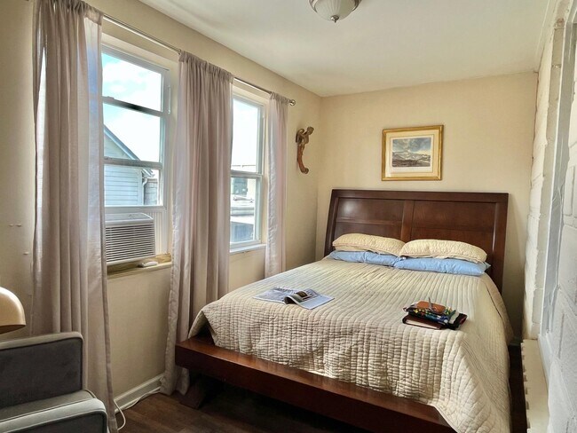 Building Photo - 138 King St