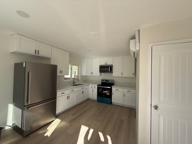 Building Photo - Brand new and Move-In ready!