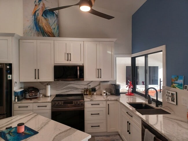 Building Photo - 5605 SW 12th Ave