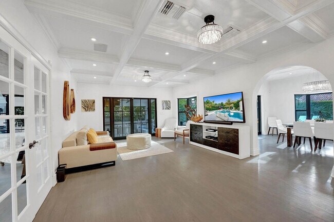 Building Photo - 614 Poinciana Dr