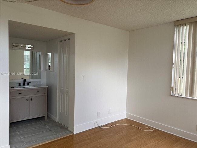Building Photo - 9531 Seagrape Dr