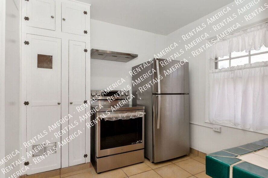 Building Photo - 1119 E Silver St