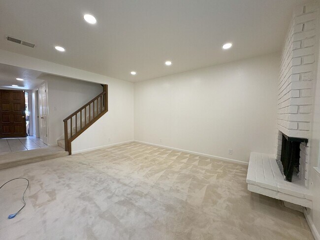 Building Photo - Beautifully Updated 3-Bedroom Townhome in ...