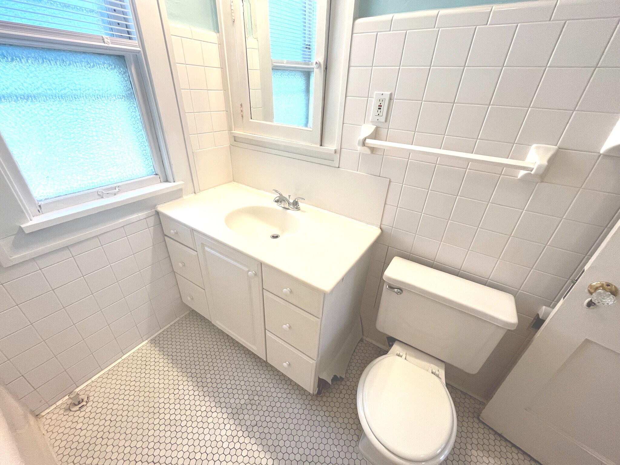 Building Photo - 2533 N Lake Dr