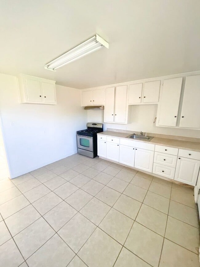 Building Photo - 3905 Huron St