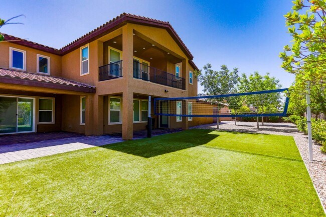 Building Photo - Stunning 5 Bed, 4 Full Baths And 2 Half Ba...