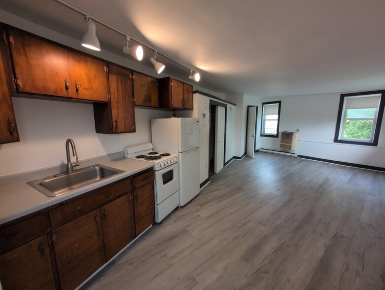 Style E6: studio - 21 Depot St