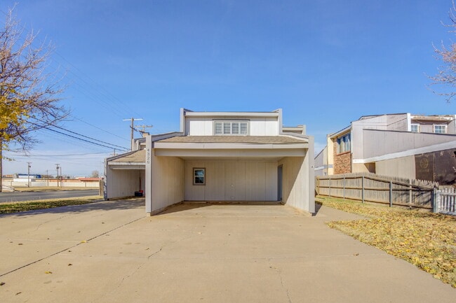 Primary Photo - Two Story, 2 Bed / 1.5 Bath Duplex with Mo...